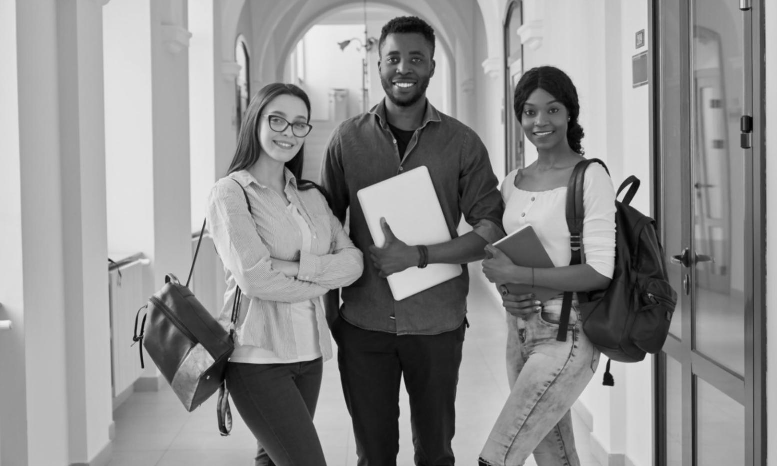 Estudiante trabajando en análisis financiero desde casa con múltiples monitores